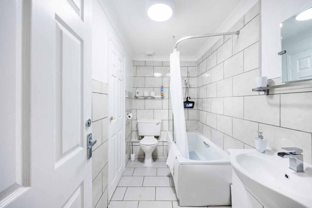 לונדון Lovely 2 Bd Hse With Parking Near Excel מראה חיצוני תמונה